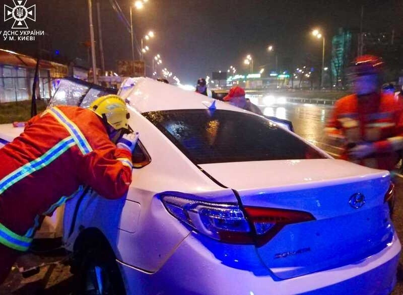 У Києві легковик врізався в стовп: водія вирізали з салону