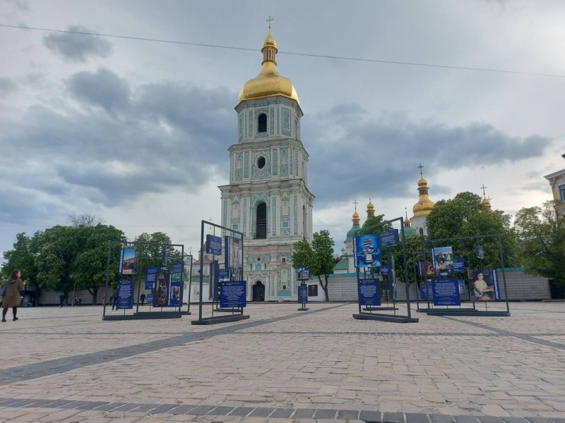 На Софійській площі відкрилась виставка про допомогу ЄС Україні під час війни