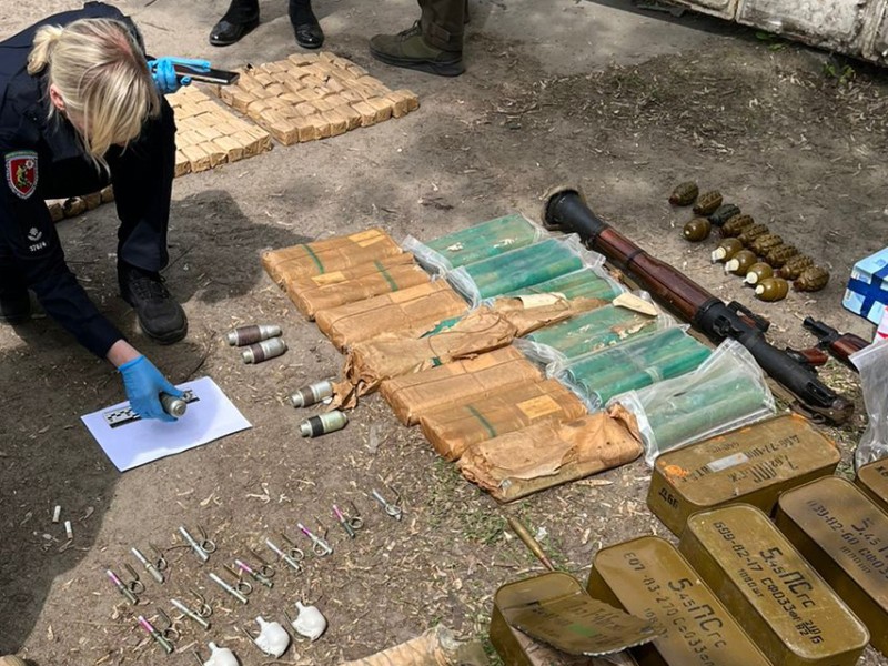 У гаражі киянина виявили арсенал зброї з десятками тисяч набоїв, гранатами, РПГ