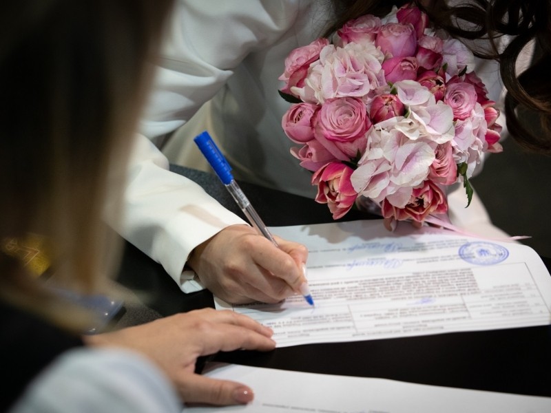 Кілька ЦНАПів у Києві вже одружують та видають свідоцтва про народження і смерть – як це працює