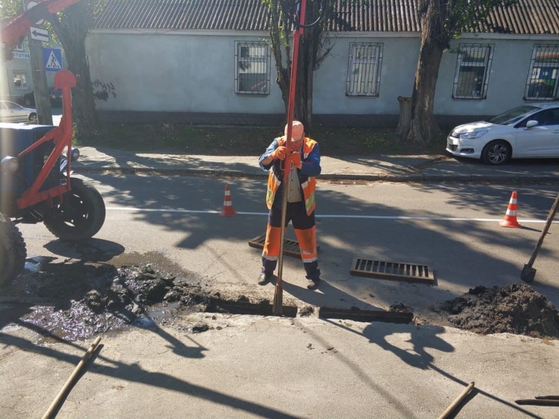 Щоб вулиці не затопило під час злив: як доглядають за дощовою каналізацією у Києві