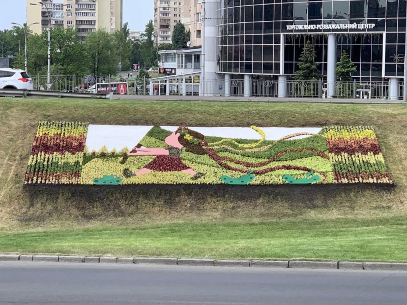Дівчинка крокує до перемоги: у Києві створили новий квітник-картину