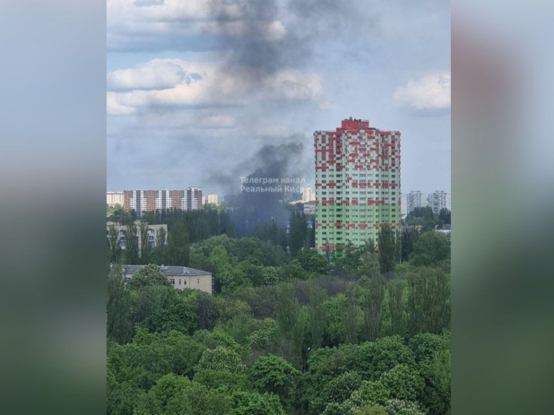 В Києві спалахнула масштабна пожежа: стовп диму видно у кількох районах