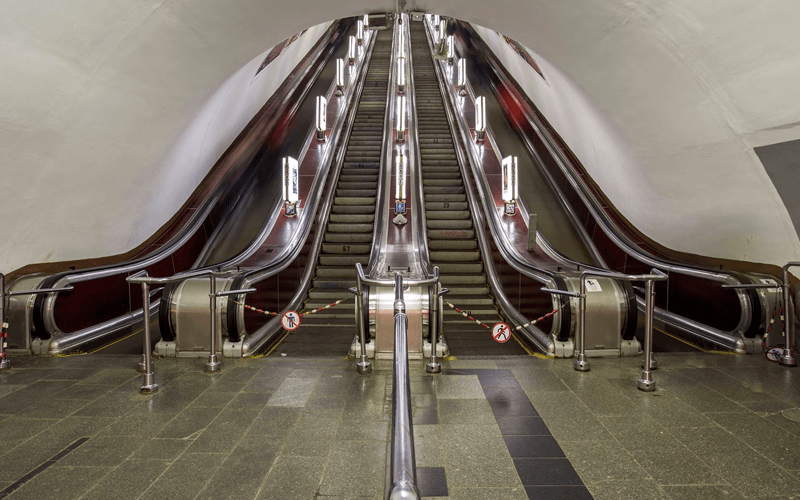 В метро під потяг стрибнула дівчина – рух зупинено