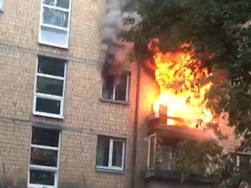 У Дарницькому районі столиці горить квартира