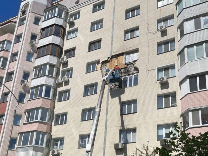 В місті Українка почали ремонтувати пошкоджену уламком ракети стіну багатоповерхівки