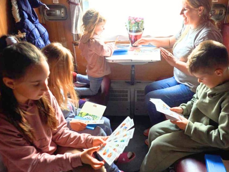 У поїздах “Укрзалізниці” дбатимуть, щоб подорожі дітей були цікавими
