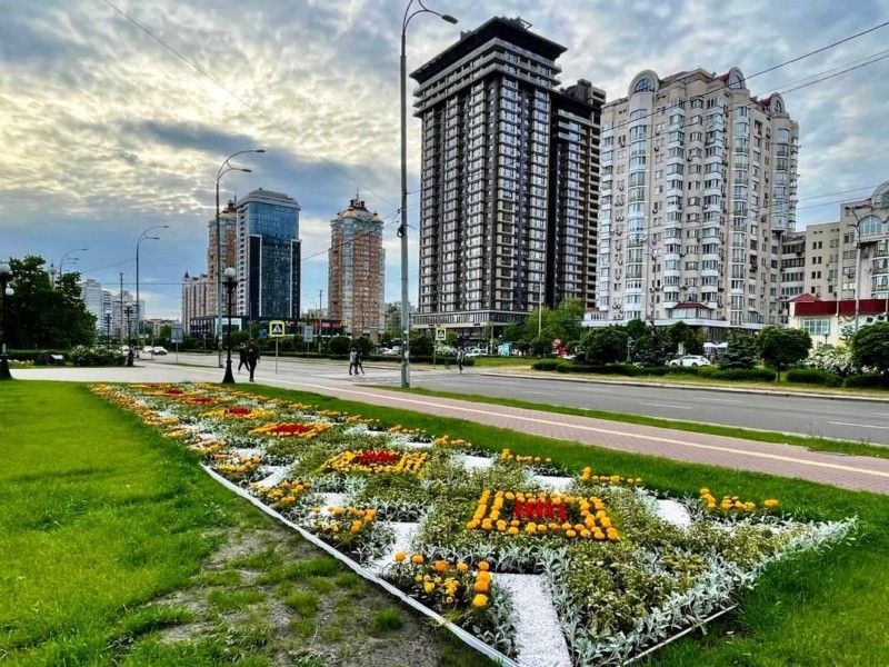 Київ у квіткових “вишиванках” – як прикрасили столицю до свята