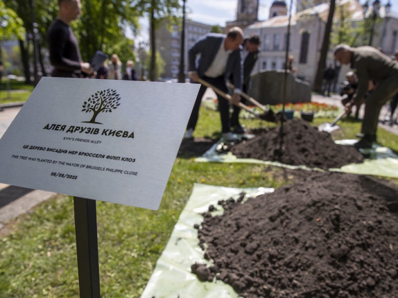 У столиці започаткували Алею друзів Києва. Перші дерева Віталій Кличко висадив з мером Брюсселя
