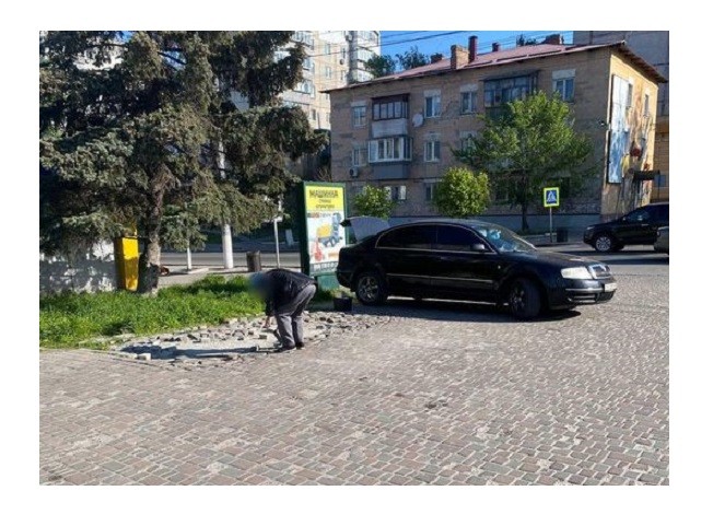 Все, що десь недобре лежить, хай буде біля хати: у Василькові жінка складала до багажника бруківку з центральної площі
