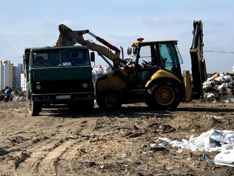 Нерозірвані фугасні снаряди, стволи від САУ, понівечені автівки: у Бучі прибрали найбільше сміттєзвалище