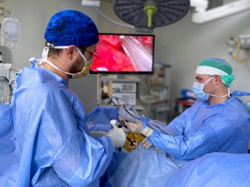 Столичні хірурги провели унікальну операцію на легенях: вона виконана через маленький розріз розміром 4 см.