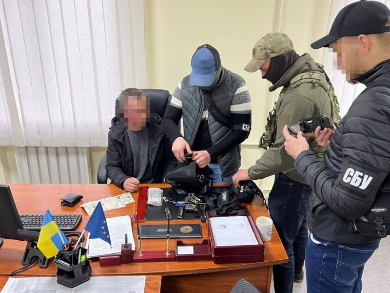 Дозволяв стихійну торгівлю за гроші: у Києві затримали начальника відділу РДА