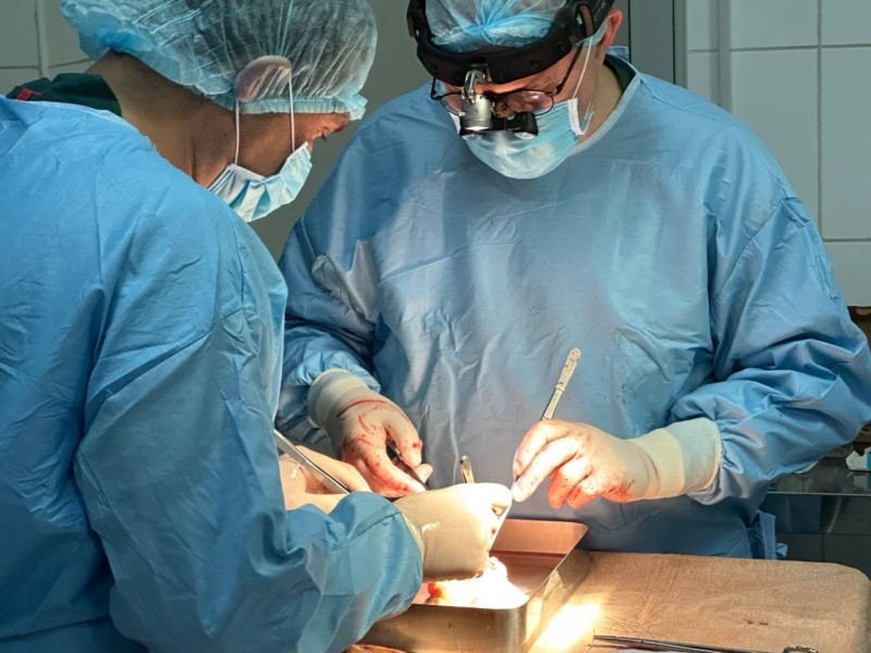 Пухлина дала метастази: столичні кардіохірурги провели одну з найскладніших операцій