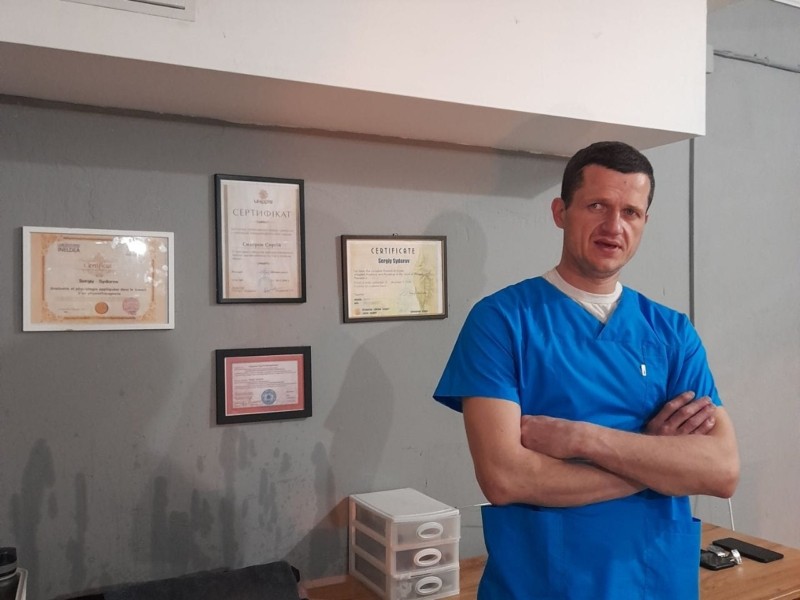“Бачу тіло руками”: у Києві незрячий масажист надає кваліфіковані послуги