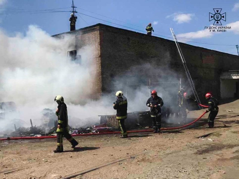 У Солом’янському районі Києва рятувальники ліквідували масштабну пожежу