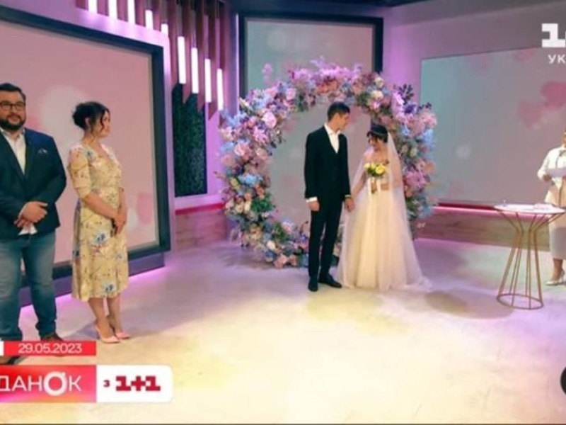 Військову пару одружили у прямому ефірі одного із телеканалів