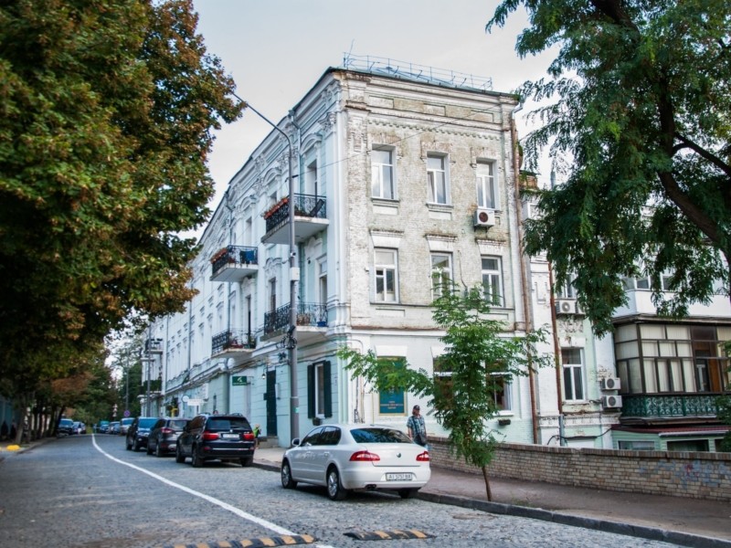 Незвичайні місця Києва: збудований на обриві будинок-обманка досі вражає і захоплює