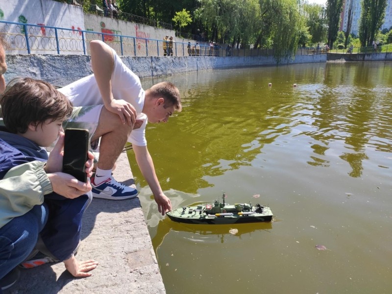 Юні судномоделісти влаштували “битву човнів” на озері у Києві