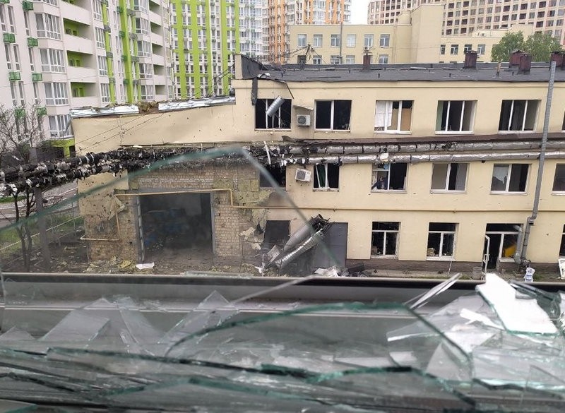 Вибиті вікна, пошкоджені стелі: від нічної атаки окупантів постраждала будівля гімназії
