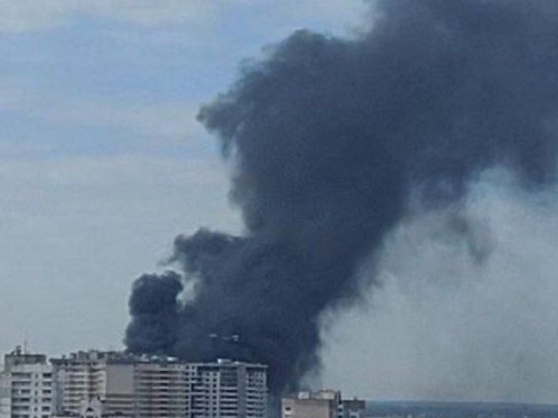 У Києві спалахнула масштабна пожежа: горить новобудова