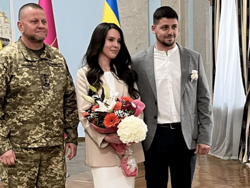 Залужний з’явився на весіллі українців, поки російська пропаганда пише про його загибель