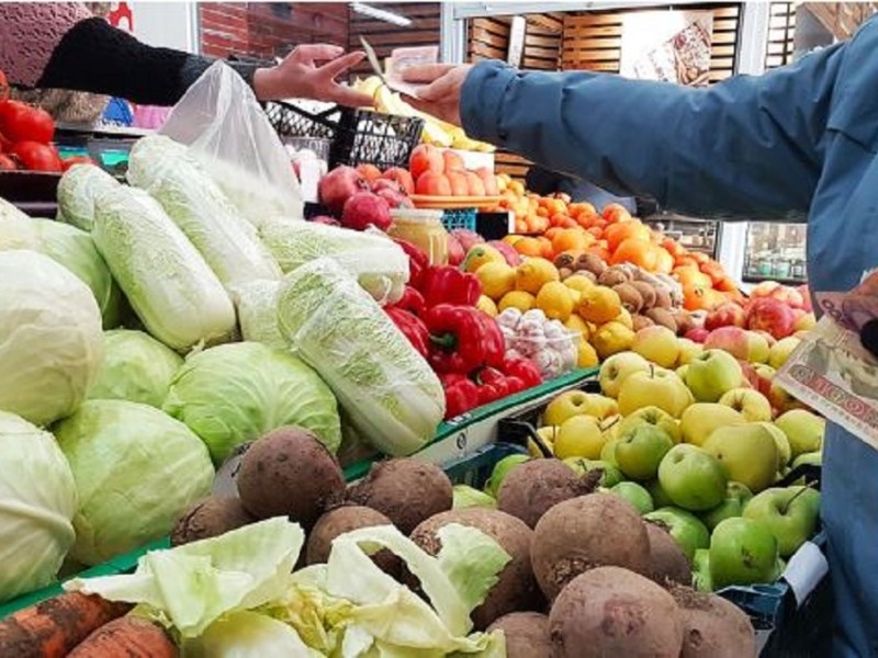 Овочі та фрукти доступні не всім: ціни на весняну продукцію відлякують покупців