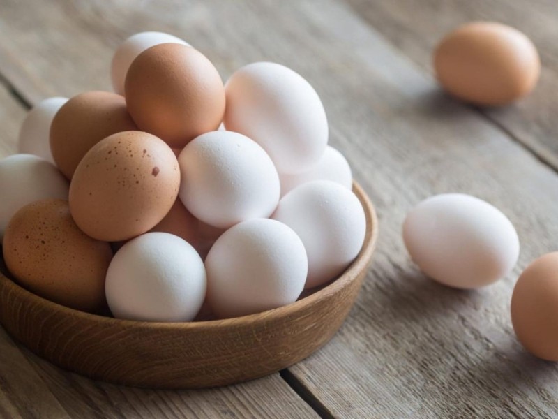 Кури несуться, яйця дешевшають, однак столичні маркети тримають ціни високими