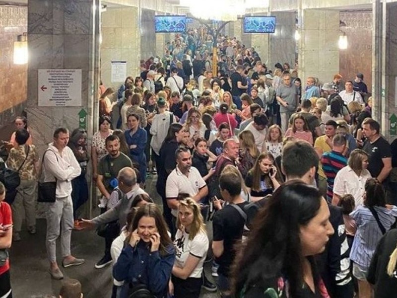 Ракетний удар по Києву: скільки людей укривалися у метро