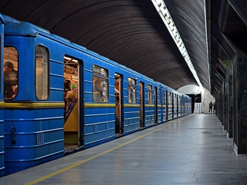 Падіння людини під поїзд: рух в метро знову відновлено, проте є нюанси
