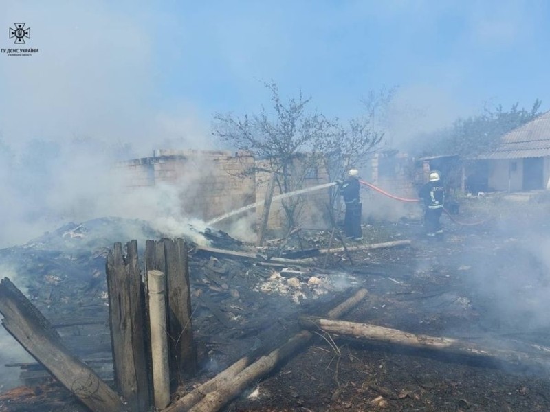 Уламки ракети підпалили обійстя на Київщині: вогонь ледь не перекинувся на будинок