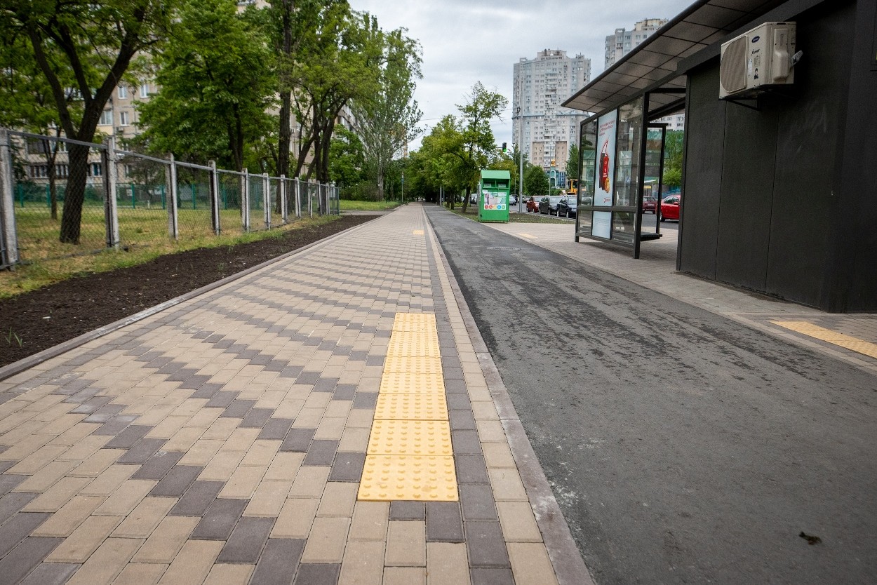 Нові ліхтарі, тротуари, велодоріжка: як оновлюють вулицю Шумського ...
