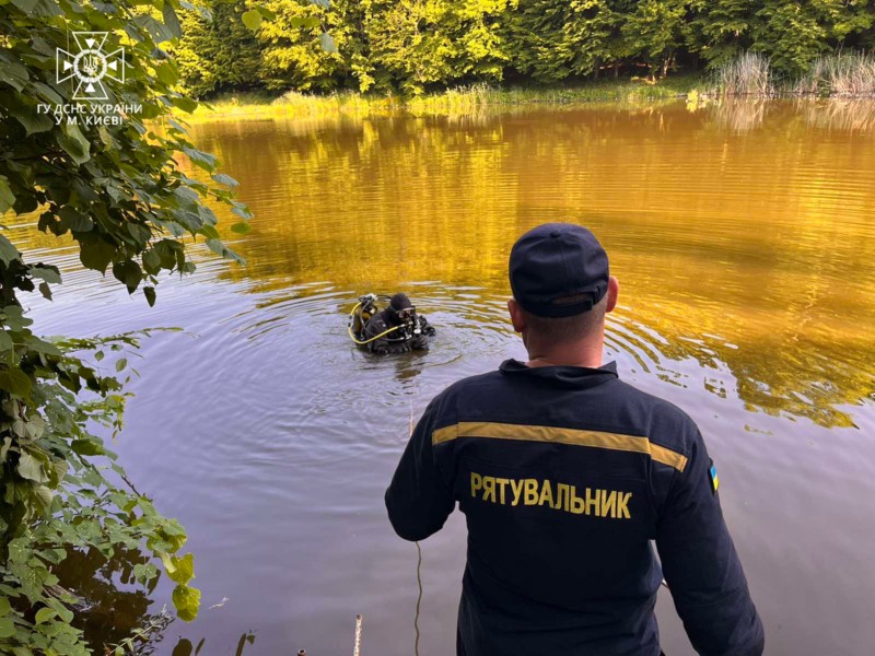 На озері у Голосіївському районі потонув чоловік