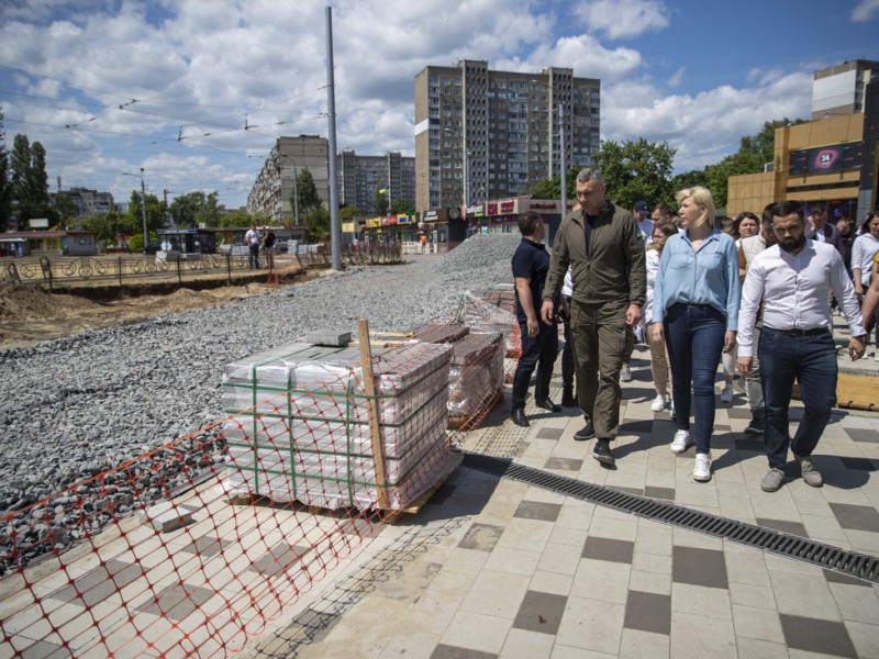 Робота кипить: як облаштовують новий сквер біля станції “Героїв Дніпра”