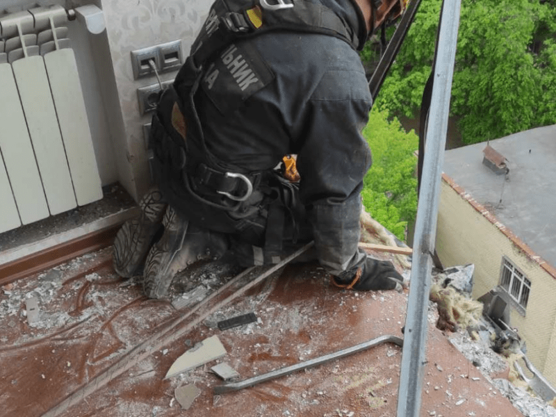 Нічна атака на Київ: рятувальники розбирають аварійні конструкції в багатоповерхівці у Святошинському районі