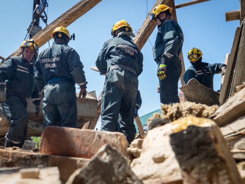 Рятувальники продовжують розбирати аварійні конструкції столичної багатоповерхівки, що постраждала через ворожу атаку