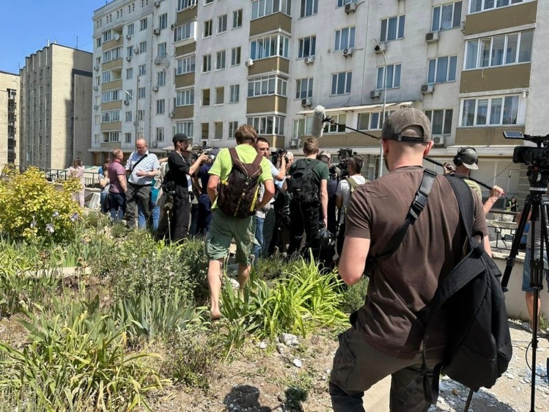 У Києві мешканці пошкодженого ворожим дроном будинку переживають за клумби, які витоптали журналісти