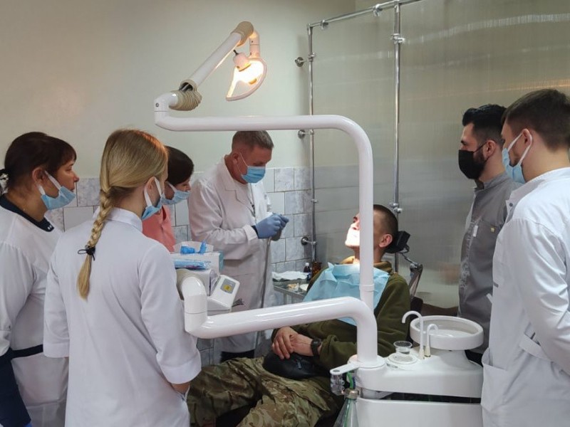 Для учасників бойових дій у передмісті імплантація зубів буде безкоштовною