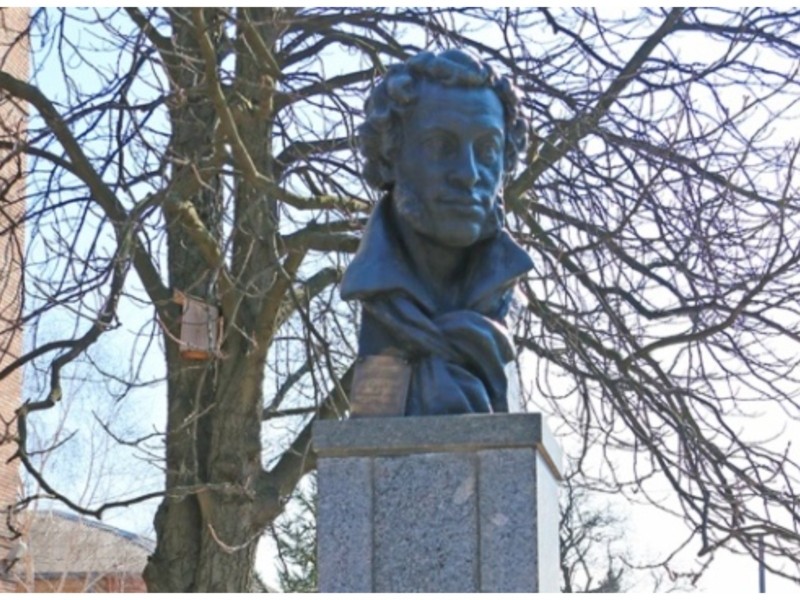 Охоронний статус знято з двох пам’ятників Пушкіну у Києві