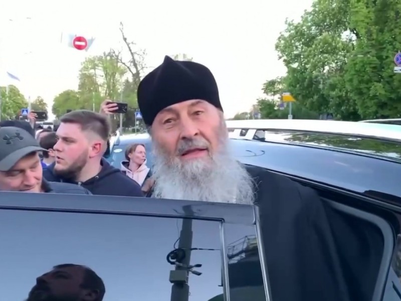 “Онуфрія на нари”: активісти пікетували службу митрополита УПЦ МП у Лаврі