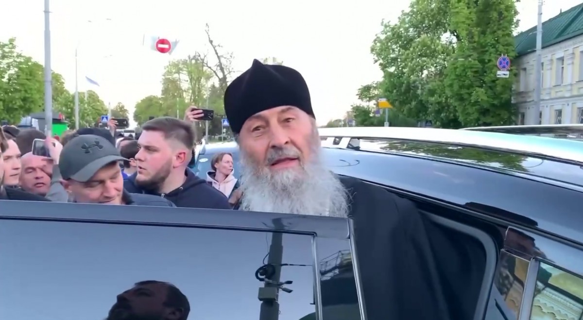 Конфликт с участием священника на тротуаре