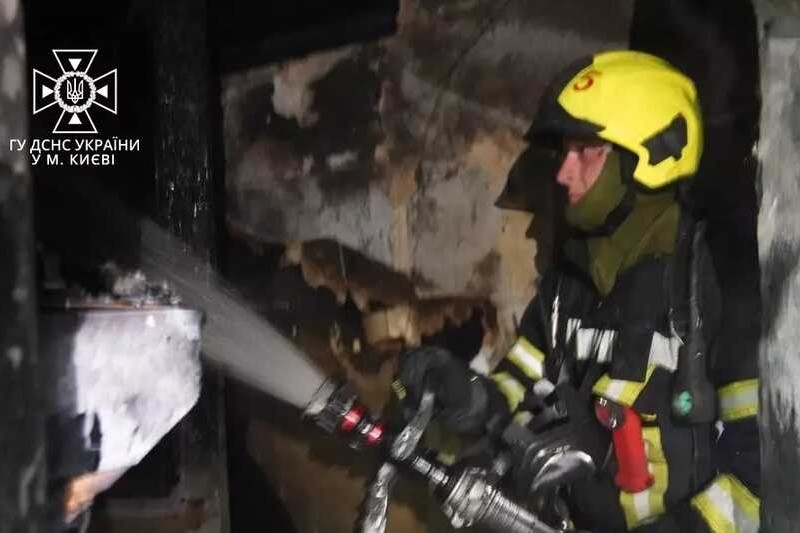 Горіла квартира: під час пожежі у Києві врятували жінку та дитину