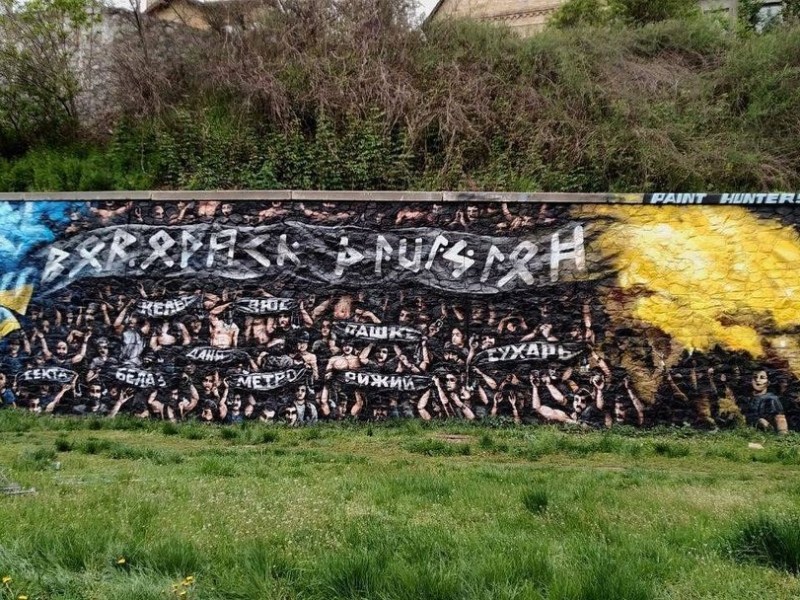 У Києві з’явилося графіті, присвячене загиблим військовим добровольцям