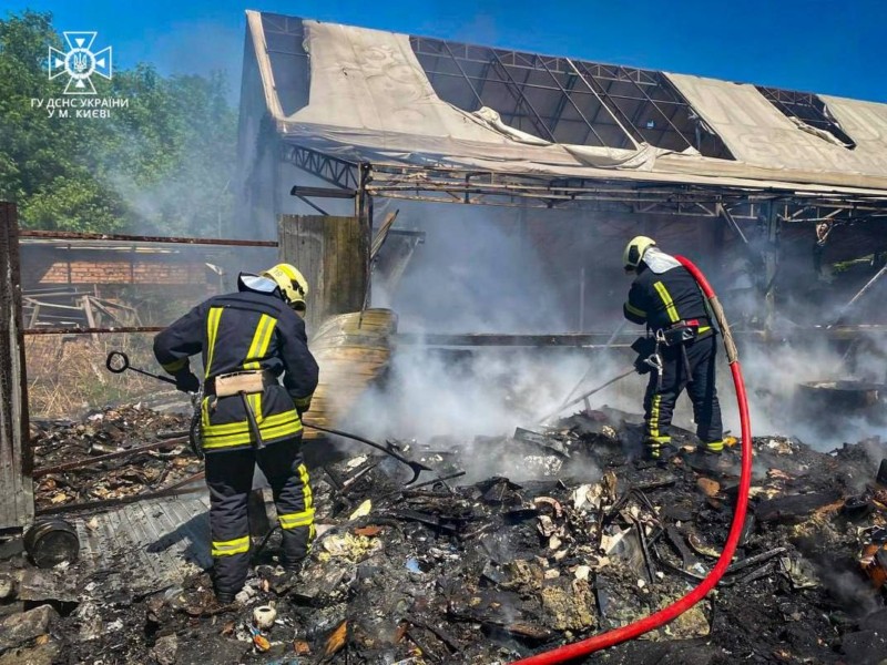 На трасі Київ-Харків-Довжанський горів бензовоз: травмовано водія