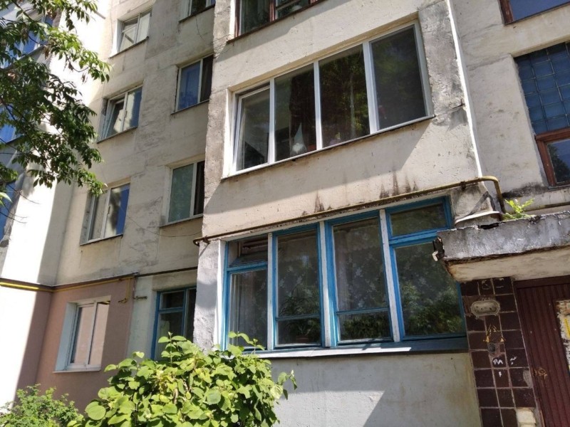 На Київщині однорічний хлопчик випав з вікна будинку і дивом вижив