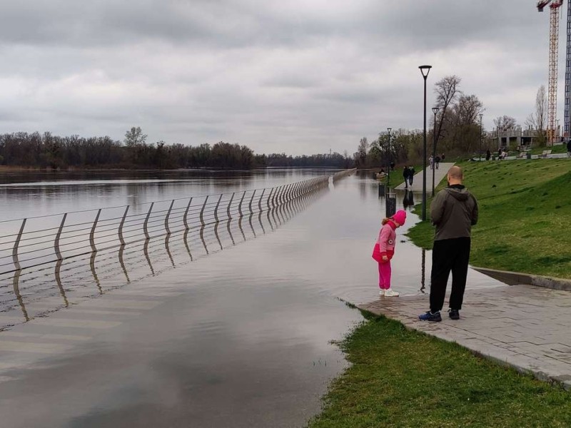 Підтоплення Києва: у Дніпрі різко зріс рівень води