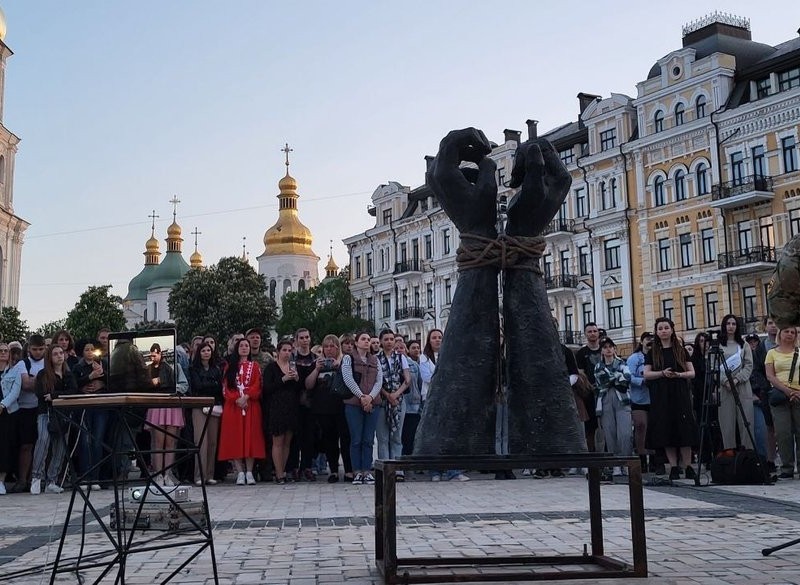 У Києві відкрили інсталяцію, присвячену полоненим з “Азовсталі”