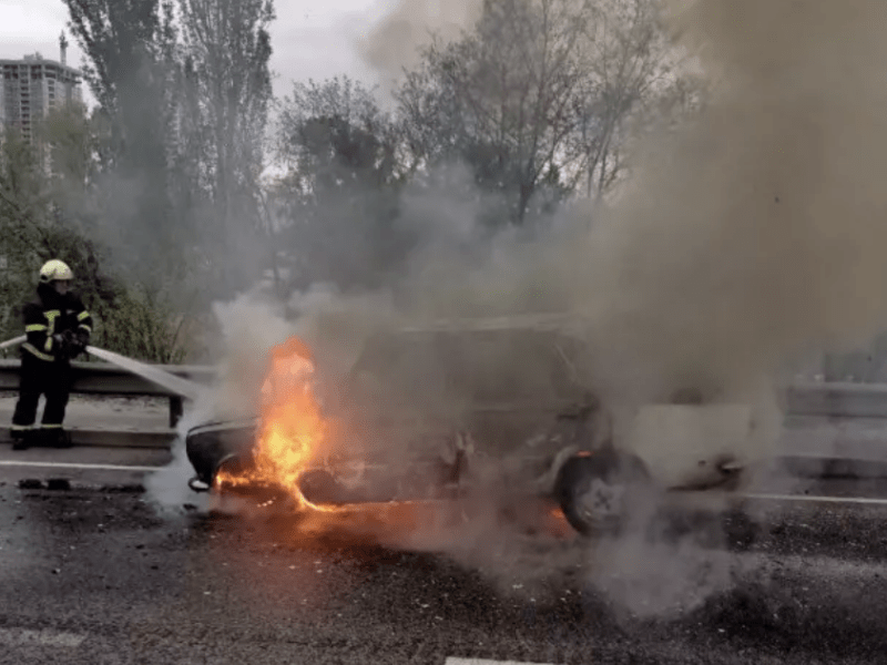 На Дарницькому мосту спалахнула автівка (фото)