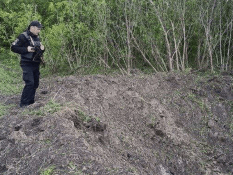 Восьмиметрову воронку виявили на Київщині після обстрілу з боку Росії (фото)