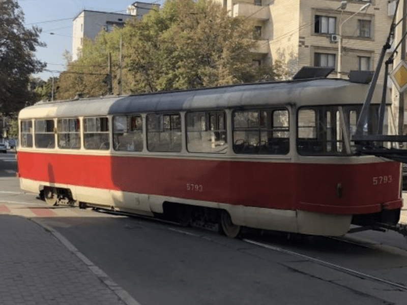 До уваги пасажирів: у Києві затримується рух низки трамваїв
